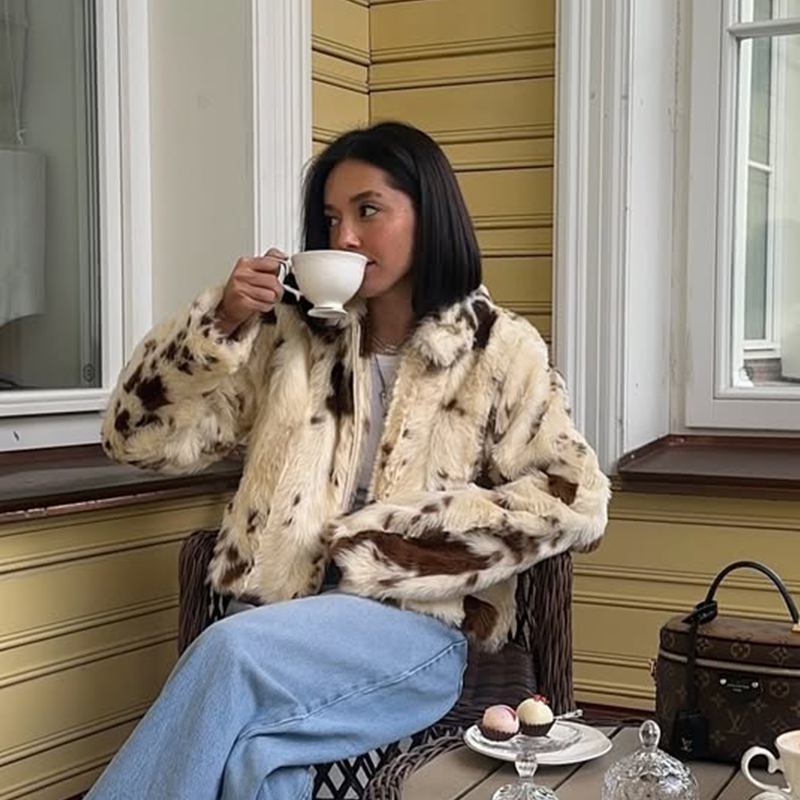 Elegancki płaszcz z futra we w – Streetwear Girl Brand recenzja i cena